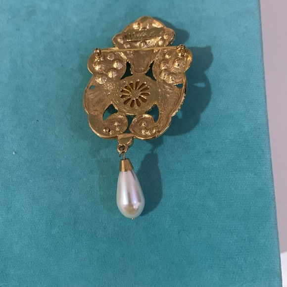 Vintage signed Jeff Lieb gold tone crest pin with rhinestone dangle pearl purple - Picture 8 of 8
